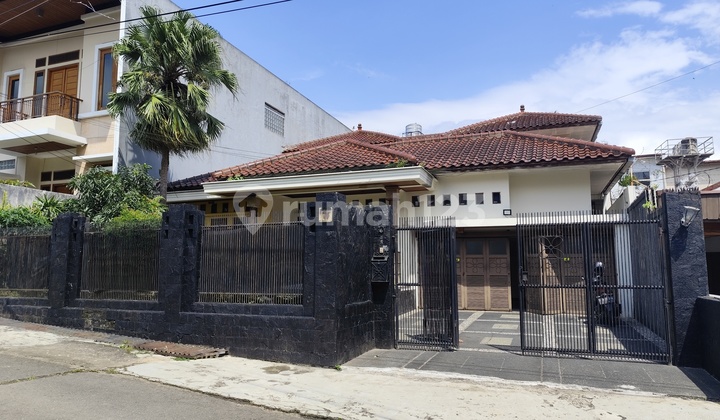 Rumah Semi Furnished di Komplek Pasteur Bandung Dekat Akses Tol Rumah Semi Furnished di Komplek Pasteur Bandung Dekat Akses Tol