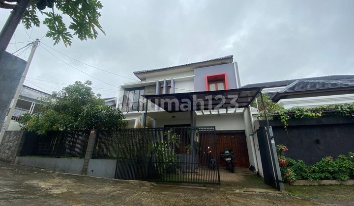 Rumah Mewah Semi Furnished di Komplek Ciwaruga Bandung Menarik