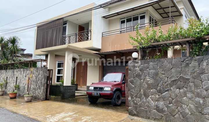 Rumah Mewah Semi Furnished di Komplek Cileunyi Bandung Menarik