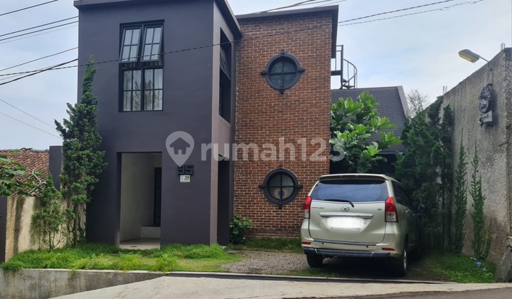 Rumah Unik Semi Furnished di Komplek Dago Pakar Bandung Menarik