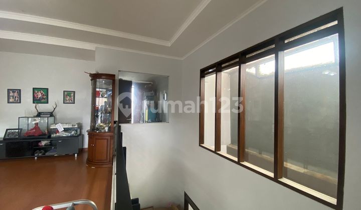 Rumah Mewah Semi Furnished di Komplek Ciwaruga Bandung Menarik 2