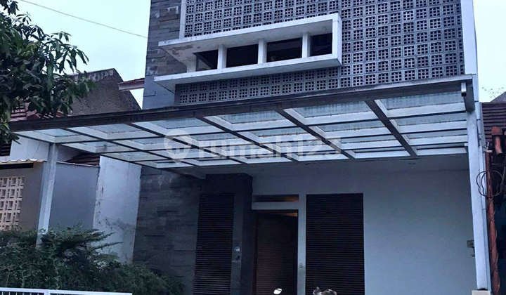 Rumah Mewah Semi Furnished di Komplek Antapani Bandung Kota