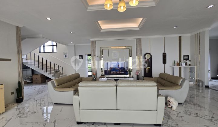 Rumah Mewah Semi Furnished di Komplek Gegerkalong Bandung Menarik