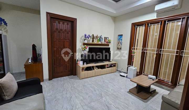 Dijual rumah sudut Discovery Bintaro Jaya, rumah design Arsitek, Bangunan kokoh dengan Kayu Bangkirai. Sertifikat. Harga 6,5 M nego. Kalo lihat, pasti langsung suka 0811171xxxx 2