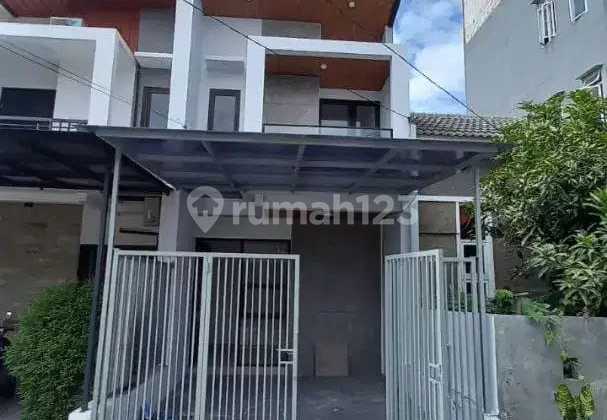 Rumah 2 Lantai Di Perumahan Royal Paka Surabaya