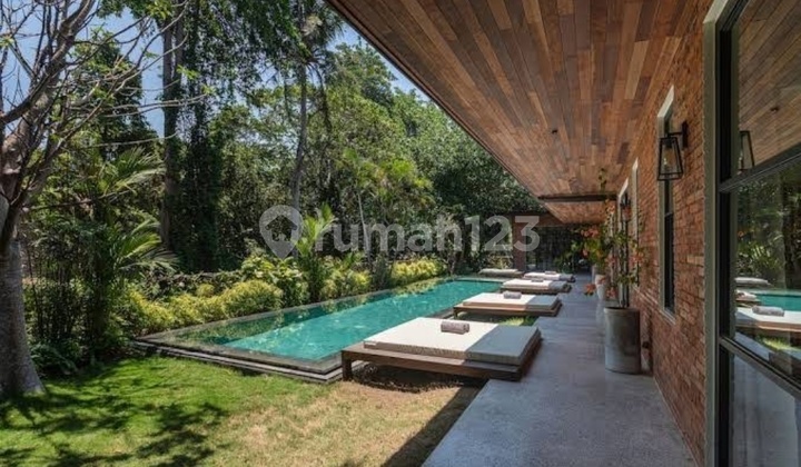 Take Opportunity To Own 5 Bedrooms Villa With Forest And River View Pererenan