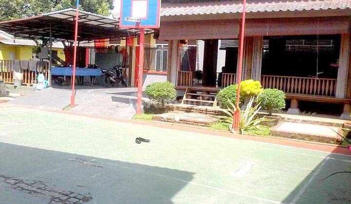 Rumah dengan halan luas, terdiri dari 2 bangunan   12