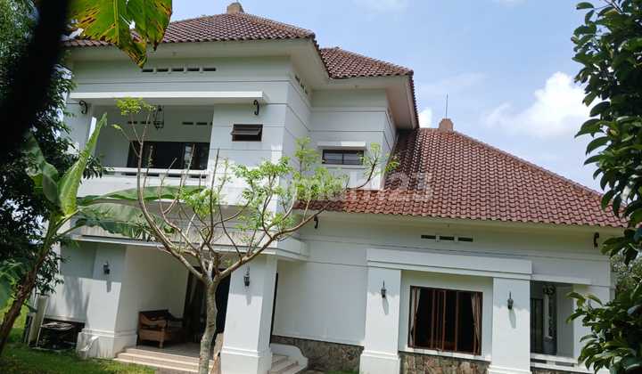 Dijual Vila Luas Hampir 1 dengan Pemandangan Gunung Salak Bogor