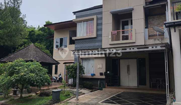 Di  Rumah The Green Bsd City, Strategis, Hook, Samping Taman.