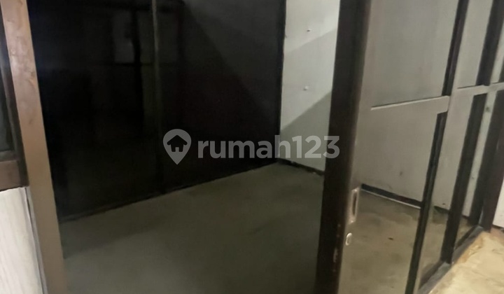 Ready-to-Use Office Shop in Perak Surabaya 2