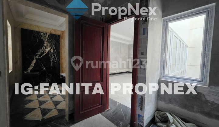 BRAND NEW! SUPER MEWAH HADAP TAMAN! Dijual rumah mewah hadap taman di Taman Permata Buana,Jakarta Barat. Berada di cluster baru yg dijaga ketat. 2