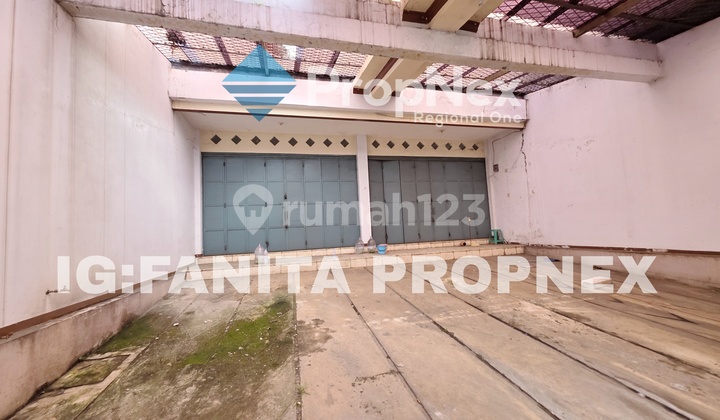 SUPER CHEAP! Commercial land + commercial building for sale on Jl Putri Tunggal, Cimanggis, Depok. Next to Superindo Gas Alam.