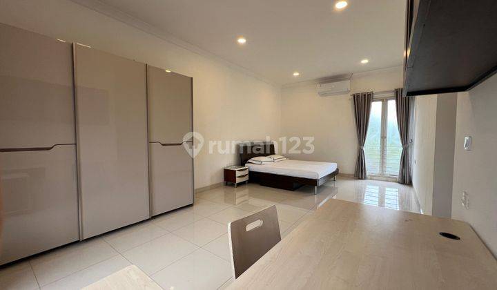 Hoek Rapi Terawat, Luas 300m, Furnished di Provence Bsd 2