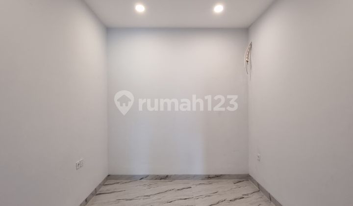 New modern 3 floors with lift in Sutera Flamboyan Alam Sutera. 2