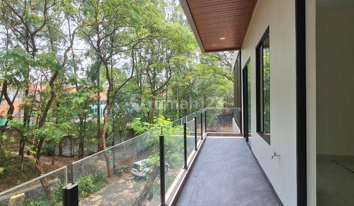 Modern Facade Introvert House, View Hijau di Greencove Bsd 2