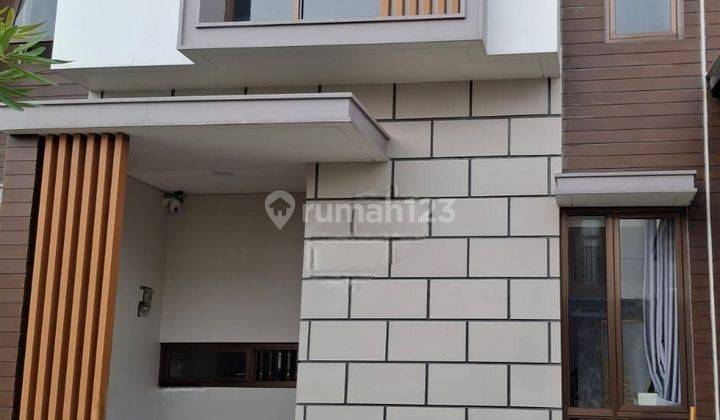 Di Jual Cepat Rumah 2 Lantai Semi Furnished 1