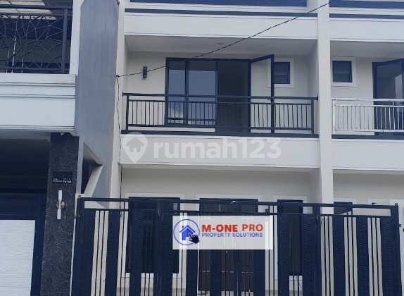 Di Jual Rumah 2 Lantai Semi Furnished.
