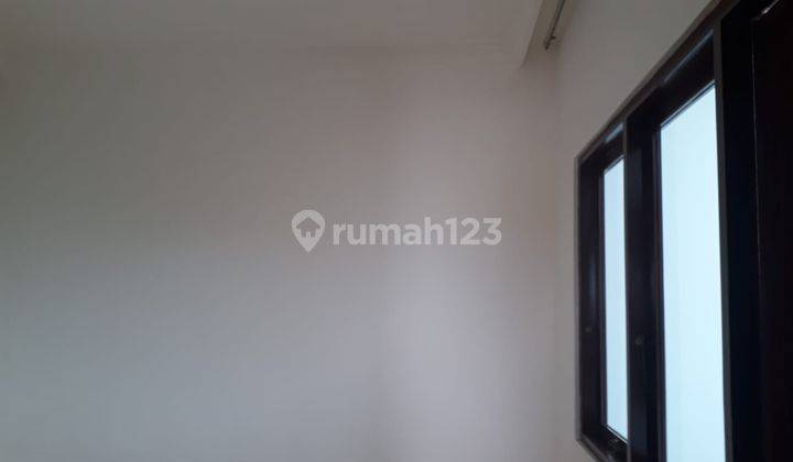 Dijual Rumah Hoek di Taman Giri Loka 2