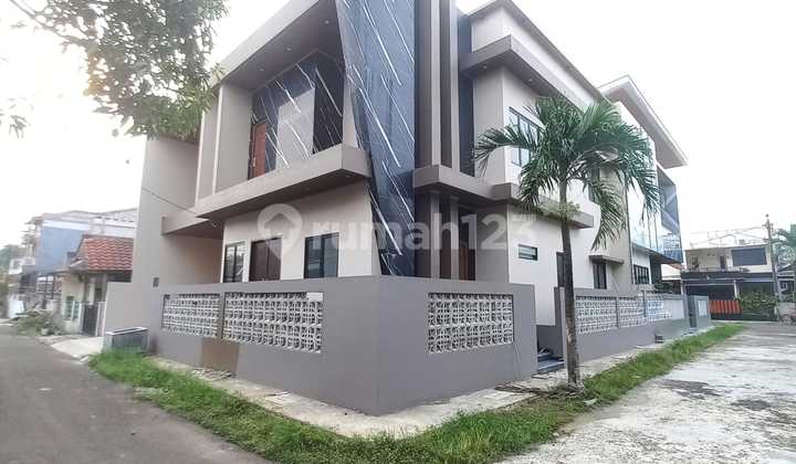Rumah Mewah Dalam Cluster, Rooftop, Kolam Renang di Graha Raya