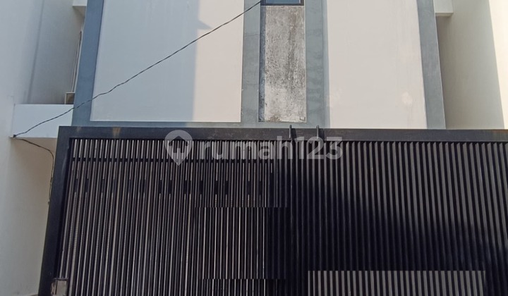 Rumah Dijual di Patal Senayan Jakarta Selatan 4 Lantai