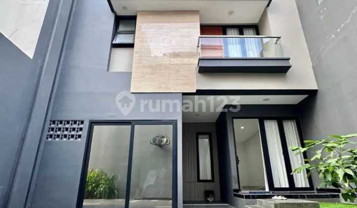 Luxury Ready-to-Occupy House for Sale in Kebon Jeruk, West Jakarta 2