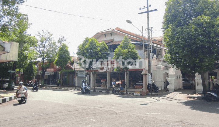 rumah dan toko raya nol jalan di pusat kota Tuban 1