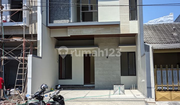 Klampis New House Brand New Row for 4 Cars Prime Location Excellent Building 2