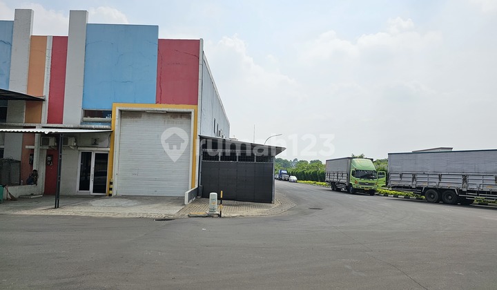 Two-Street Corner Warehouse 540 m2 - Double Potential Two-Street Corner Warehouse 540 m2 - Double Potential