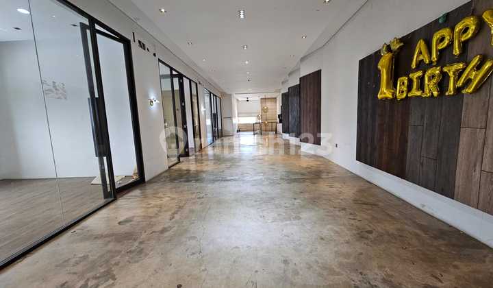 Two-Street Corner Warehouse 540 m2 - Double Potential Two-Street Corner Warehouse 540 m2 - Double Potential