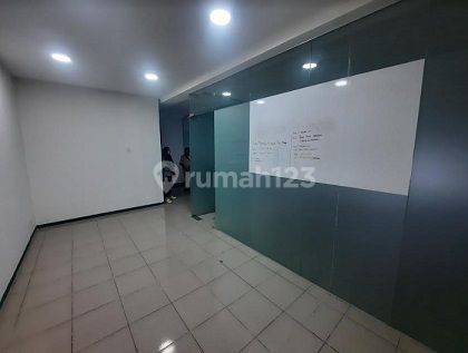 Disewakan Kantor, Kondisi Partisi, Luas 62m2 di Gedung Gajah, Tebet  2