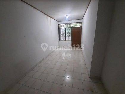 Disewakan Rumah 2 Lantai di Jl. Hijau Daun, Cawang  2