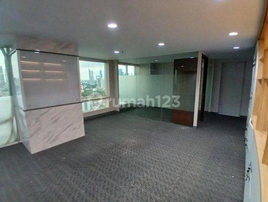 Disewakan Kantor, Kondisi Partisi, Luas 144m2 di Grand Slipi Tower 2