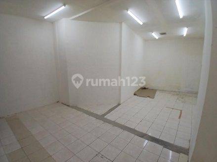 Disewakan Ruko 2 lantai , Luas 120m2 di Jl. Pahlawan Revolusi, Pondok Bambu 2