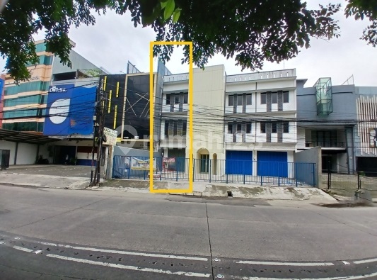 For Rent 3-Storey Shop House, 126m2 Area on Jl. Sultan Iskandar Muda, Kebayoran Lama