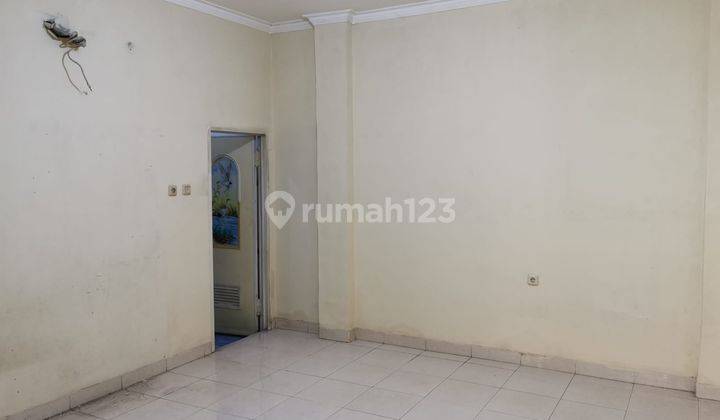 Rumah sewa 3 lt, depan jalan luas di Taman Palem 12