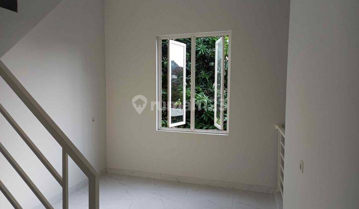 Rumah baru, 2.5 lt, hdp timur di Duta Garden 11
