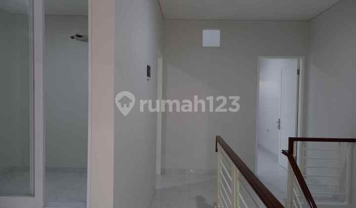 Rumah baru, 2.5 lt, hdp timur di Duta Garden 15