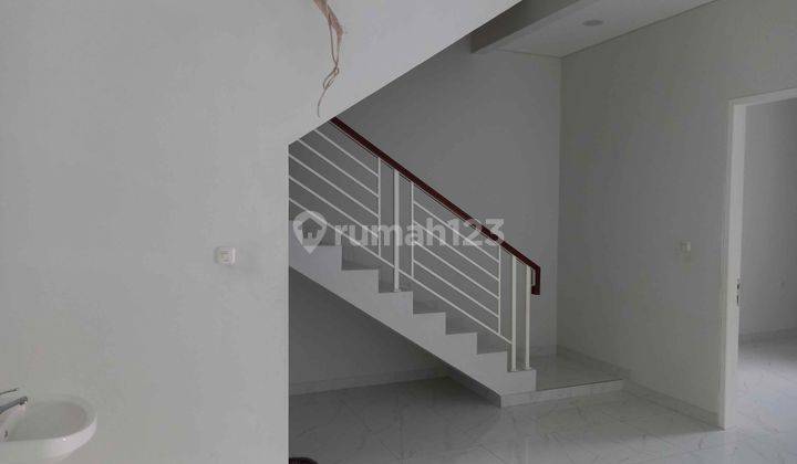 Rumah 2.5 lt, baru, hdp timur di Duta garden 4