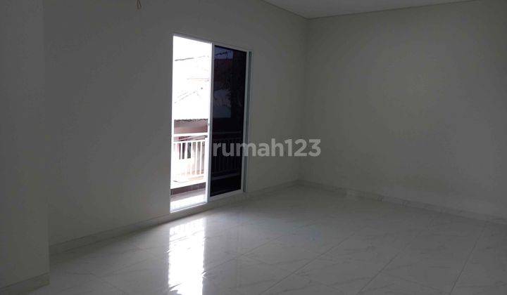 Rumah 2.5 lt, baru, hdp timur di Duta garden 8