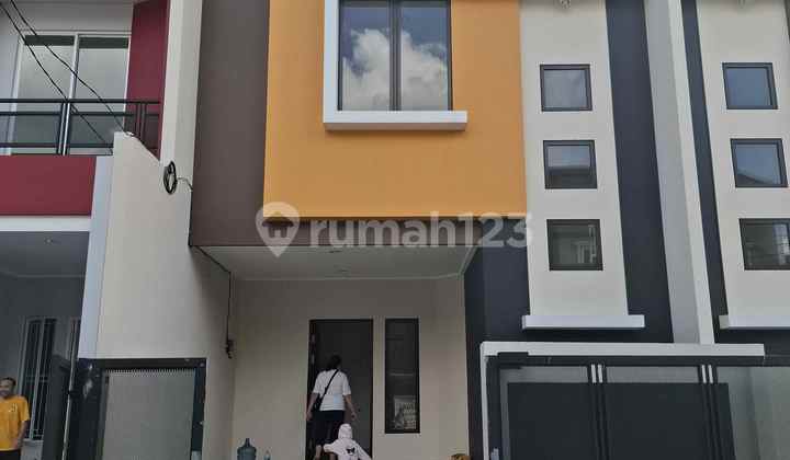 Dijual Rumah Baru 3 Lt Hdp Selatan Citra Garden 1