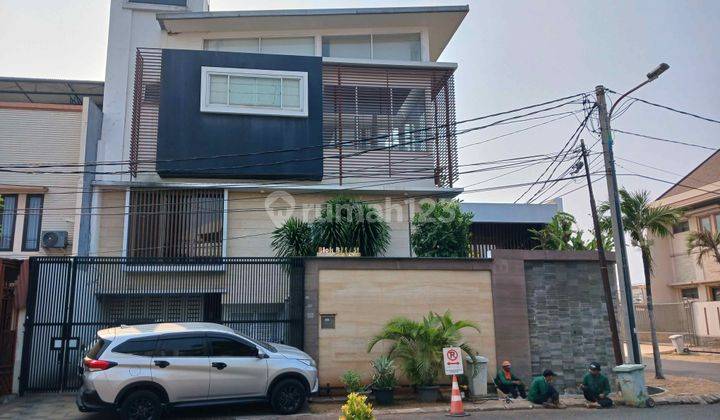 Rumah Semi Furnished 3 Lantai Hook Taman di citra garden 2 ex, Citra Garden 1