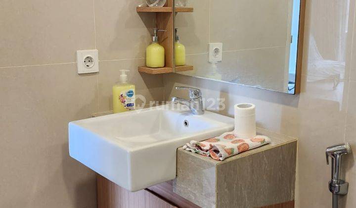 Disewa 2 BR di Landmark Apartemen, View Swimming Pool 16