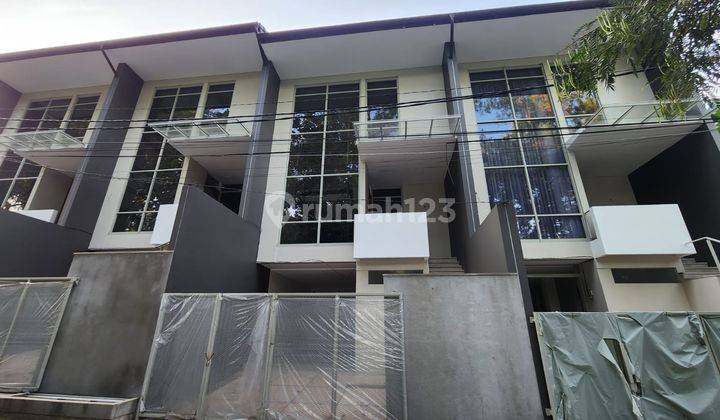 Dijual Rumah Baru 3 Lantai di Setra Duta Bandung 1