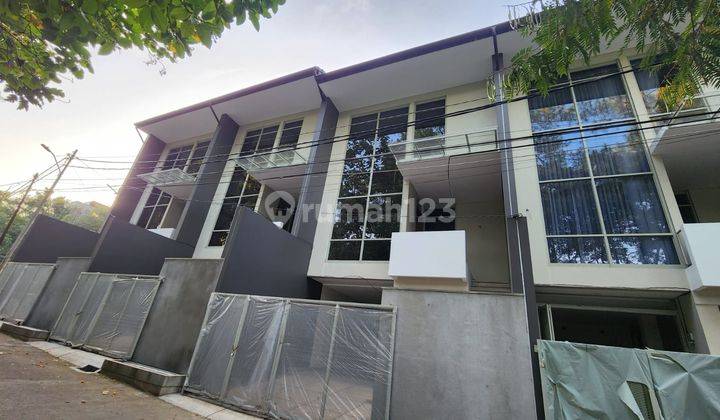 Dijual Rumah Baru 3 Lantai di Setra Duta Bandung 2