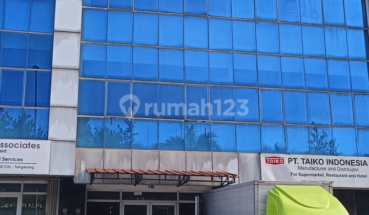 3-STORY SHOPHOUSE IN FRONT OF WAREHOUSE AREA