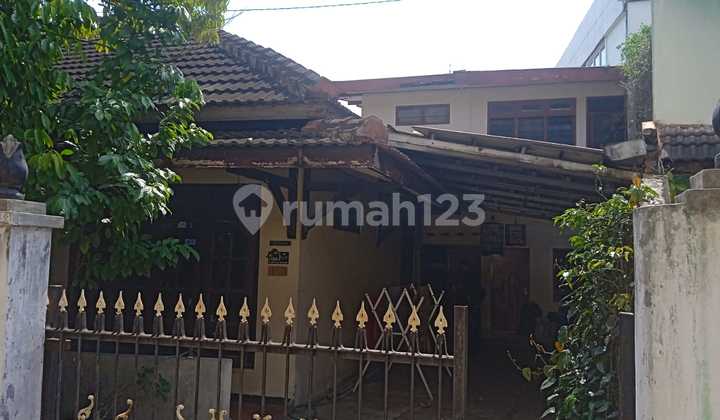 Classic Yogyakarta House, Strategic Location in Official's Neighborhood, Quick Sale Classic Yogyakarta House, Strategic Location in Official's Neighborhood, Quick Sale
