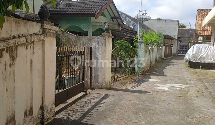 Classic Yogyakarta House for Cafe Homestay Near Cheap Officials' Houses 1