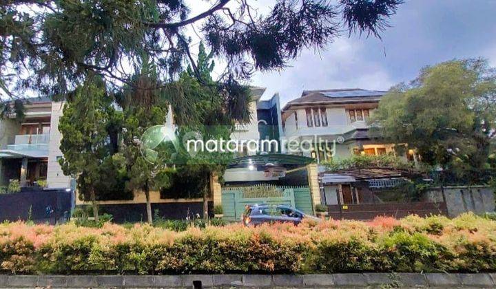 Rumah 2 Lantai Bagus Semi Furnished SHM di Jalan Setraduta , Bandung 1