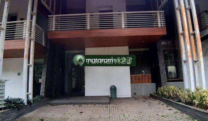 Rumah 3 Lantai Bagus Furnished SHM di Jalan Sangkuriang, Dago 2