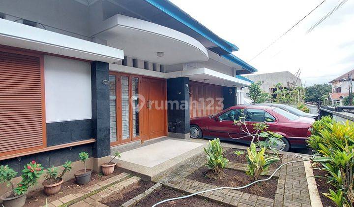 Rumah 2 Lantai Bagus Semi Furnished SHM di Jalan Dakota, Bandung 1